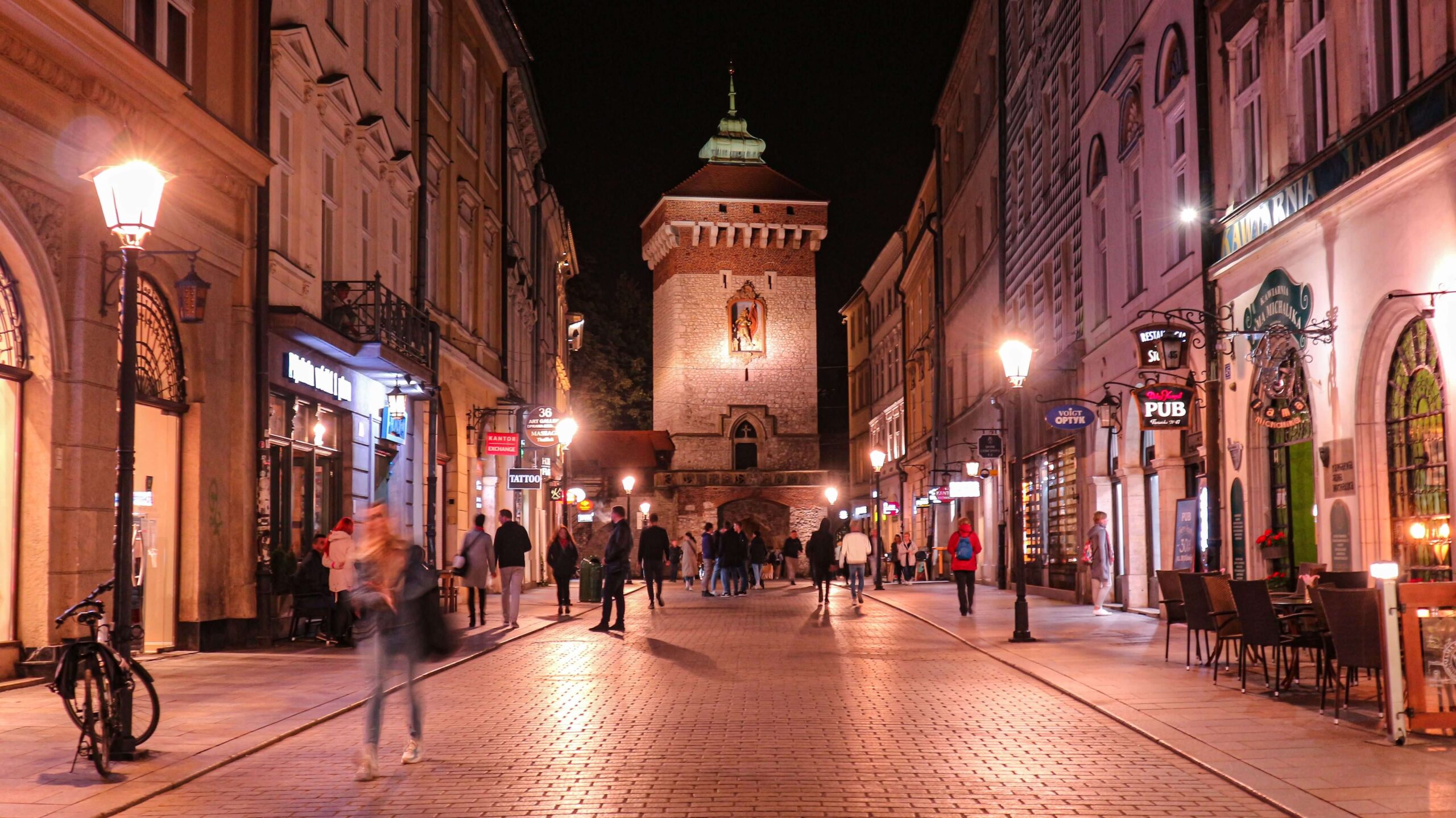 Main square on a Cracow Old Town sightseeing tour
